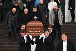 Вынос гроба с телом народной артистки СССР Инны Чуриковой после церемонии прощания в храме Христа Спасителя, 17 января 2023 года
