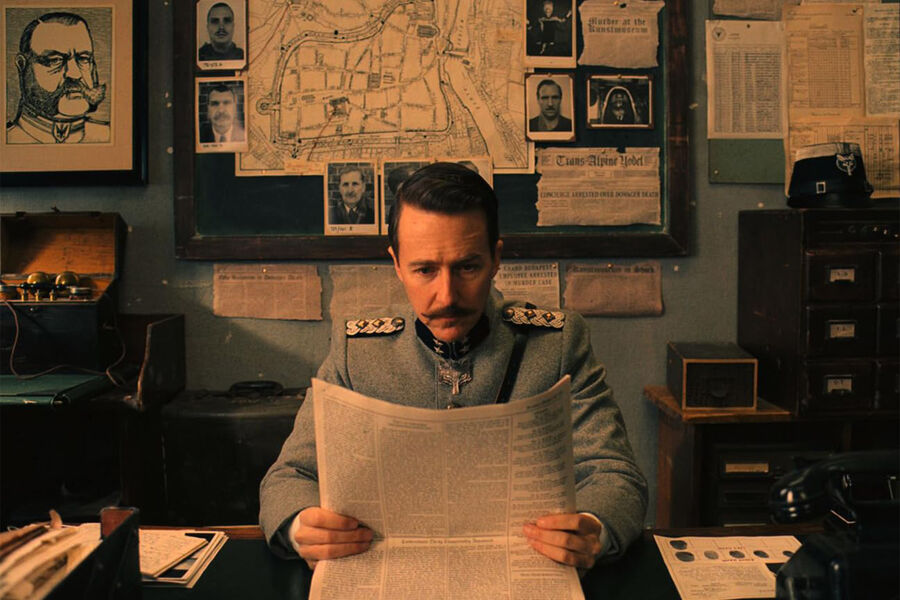 <b>“Отель “Гранд Будапешт” (2014)</b>
<br><br>
Еще одна совместная работа Нортона и Андерсона (впоследствии тандем подарил зрителям ленты “Остров собак”, “Французский вестник. Приложение к&nbsp;газете “Либерти. Канзас ивнинг сан” и “Город астероидов”). В&nbsp;истории об удивительных приключениях легендарного консьержа Густава и его юного друга – портье Зеро Мустафы – Нортон сыграл следователя Альберта Хенкельса, расследующего убийство тайной владелицы отеля. Одну из&nbsp;ролей в&nbsp;проекте исполнил Боб Балабан – главный партнер в&nbsp;карьере Нортона (вместе они появились аж в&nbsp;семи картинах).

