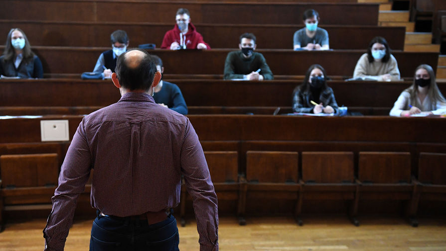 Преподаватель во время лекции в&nbsp;аудитории Московского государственного университета имени М. В. Ломоносова, 8&nbsp;февраля 2021&nbsp;год