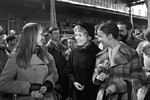 Москва. Актриса Вера Васильева с польскими коллегами во время встречи на белорусском вокзале поезда с участниками дней польско-советской дружбы, 1974 год