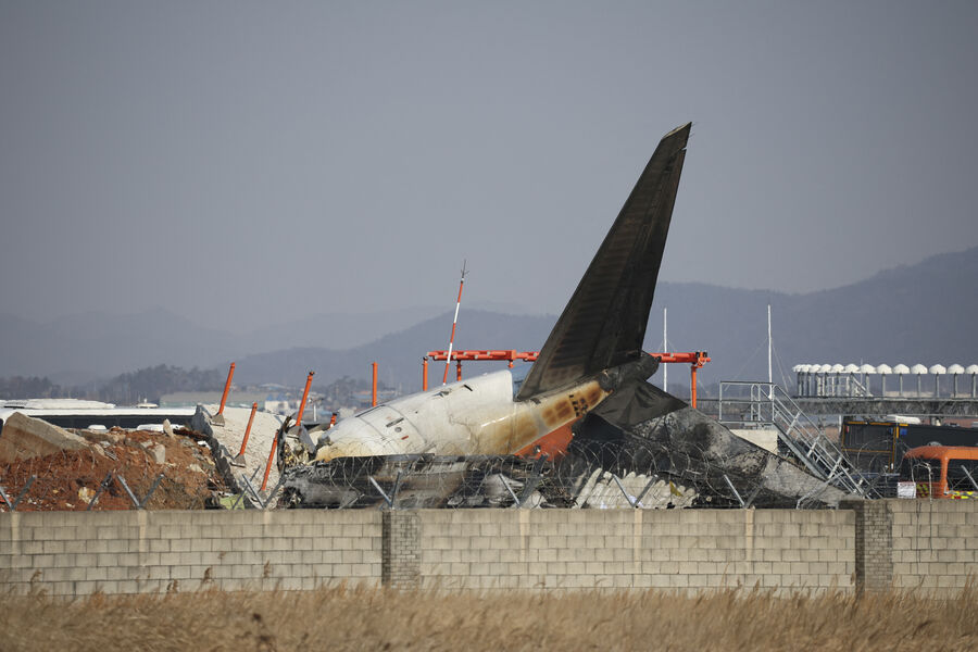 На&nbsp;месте крушения Boeing 737&nbsp;южнокорейской авиакомпании Jeju Air в&nbsp;аэропорту Муан, 29&nbsp;декабря 2024&nbsp;года