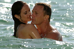 <b>«Казино «Рояль» (2006)</b>
<br><br>
Роль девушки Бонда в 21-й картине о знаменитом английском шпионе Ева Грин получила после долгого процесса подбора актрисы. В качестве возлюбленной “агента 007” Веспер Линд рассматривались Анджелина Джоли, Шарлиз Терон, Одри Тоту и Оливия Уайлд. Но в итоге в конкурсе победила молодая француженка.
<br><br>
«Казино «Рояль», к слову — картина, основанная на самом первом романе Яна Флеминга о Джеймсе Бонде. Возможно, поэтому образ девушки Бонда оказывается более трагичным и глубоким, чем в других фильмах. Роль принесла Еве Грин премию BAFTA как восходящей звезде.
