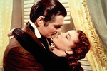 <b>«Унесенные ветром» (1939): Вивьен Ли и Кларк Гейбл</b>
<br><br>
Поцелуя в «Унесенных ветром» приходится ждать. В одной из сцен Рэтт держит Скарлетт за подбородок и, глядя ей в глаза, говорит: «Нет, не ждите от меня поцелуя, хоть вы и жаждете его получить. Вас нужно целовать, и часто, и целовать должен тот, кто знает в этом толк». В итоге этим кем-то и станет Рэтт Батлер.
