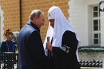 Президент России Владимир Путин и патриарх Кирилл на церемонии открытия памятного креста в честь убитого князя Сергея Александровича
в Кремле, 4 мая 2017 года