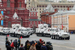 Бронетранспортер БТР-82А, зенитно-ракетные комплексы «Тор М2» на базе вездехода ДТ-30 и зенитные ракетно-пушечные комплексы «Панцирь-СА» во время военного парада в Москве