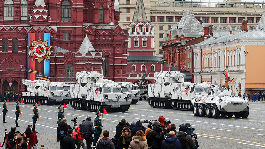 Бронетранспортер БТР-82А, зенитно-ракетные комплексы &laquo;Тор М2&raquo; на&nbsp;базе вездехода ДТ-30 и зенитные ракетно-пушечные комплексы &laquo;Панцирь-СА&raquo; во время военного парада в&nbsp;Москве