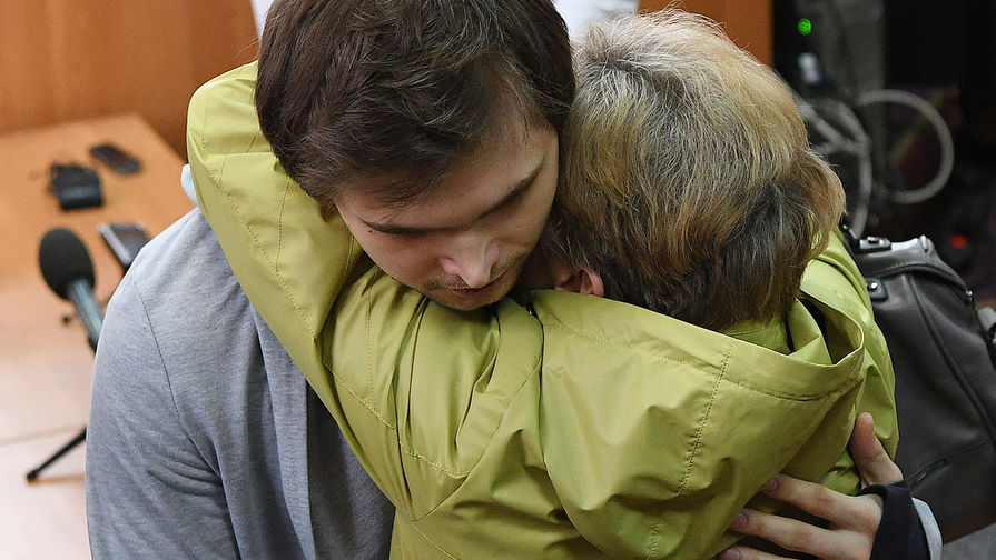 Руслан Соколовский, приговоренный к&nbsp;3,5 года условно за&nbsp;оскорбление чувств верующих и экстремизм после публикации в&nbsp;интернете видеоролика о&nbsp;ловле покемонов в&nbsp;Храме-на-Крови, с&nbsp;матерью Еленой Чингиной после вынесения приговора в&nbsp;Верх-Исетском районном суде