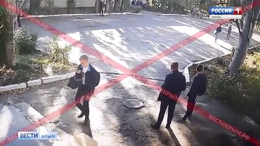 Нападение на колледж в Керчи. Скриншот видео с камер наблюдения.