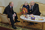 Президент России Владимир Путин, композитор Александра Пахмутова и поэт Николай Добронравов во время встречи в Кремле, 2014 год