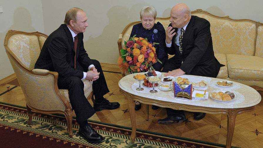 Президент России Владимир Путин, композитор Александра Пахмутова и поэт Николай Добронравов во время встречи в&nbsp;Кремле, 2014 год