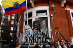 Основатель WikiLeaks Джулиан Ассанж на балконе посольства Эквадора в Лондоне, 2017 год