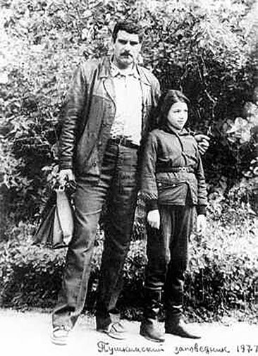 Сергей Довлатов с&nbsp;дочерью Катей в&nbsp;Пушкинском заповеднике, 1977 год