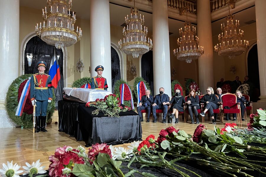 Дочь первого президента СССР Михаила Горбачева Ирина Горбачева-Вирганская (в центре) и его внучки на&nbsp;церемонии прощания в&nbsp;Колонном зале Дома союзов, 3&nbsp;сентября 2022&nbsp;года