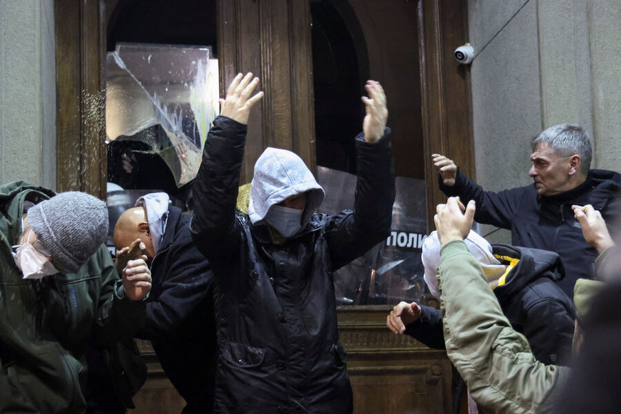 Сторонники оппозиции пытаются штурмовать здание городского собрания в&nbsp;Белграде, Сербия, 24&nbsp;декабря 2023&nbsp;года