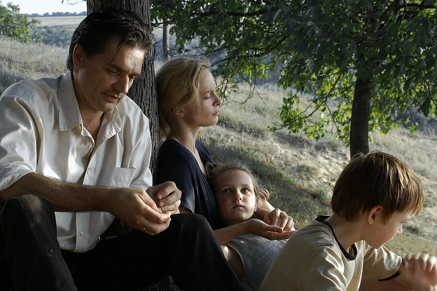 <b>«Изгнание» (2007)</b><br>
В&nbsp;своем следующем фильме Звягинцев снова снял Лавроненко &mdash; на&nbsp;этот раз в&nbsp;роли главы семьи Александра, чья жена ждет ребенка от другого мужчины. Супругу сыграла шведская актриса Мария Бонневи в&nbsp;озвучке Елены Лядовой. <br>
В&nbsp;основу сюжета легло произведение Уильяма Сарояна «Что-то смешное. Серьезная повесть». По&nbsp;итогам 60-го Каннского кинофестиваля Лавроненко получил приз за&nbsp;лучшую мужскую роль.
