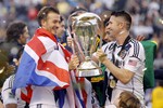Дэвид Бекхэм и Робби Кин с&nbsp;Кубком MLS