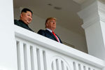 Высший руководитель КНДР Ким Чен Ын и президент США Дональд Трамп во время встречи на острове Сентоса в Сингапуре, 12 июня 2018 года