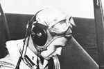 Летчик ВВС США Джордж Буш в кокпите самолета, фото сделано между 1942 и 1945 гг.