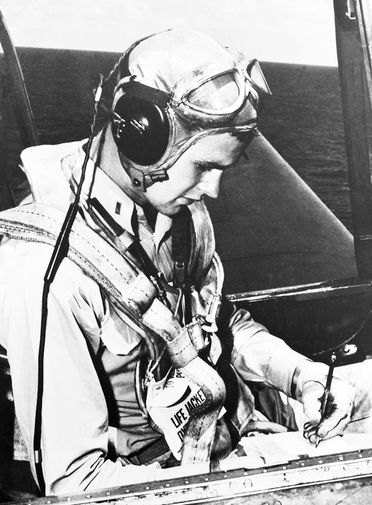 Летчик ВВС США Джордж Буш в кокпите самолета, фото сделано между 1942 и 1945 гг.