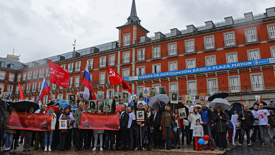 Участники акции «Бессмертный полк» во время праздничного митинга на площади Пласа-Майор в Мадриде