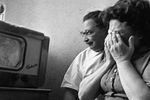Родители летчика-космонавта Валерия Быковского - отец Федор Федорович и мать Клавдия Ивановна смотрят сообщение по телевизору о полете своего сына в космос, 1963 год
