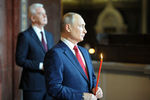 Президент России Владимир Путин и мэр Москвы Сергей Собянин во время пасхальной службы в храме Христа Спасителя, 2 мая 2021 года