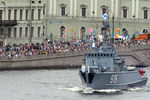 Базовый тральщик БТ-115 «Павел Хренов» на Главном военно-морском параде в честь Дня ВМФ в Санкт-Петербурге, 25 июля 2021 года