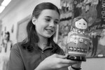 Американская школьница Саманта Смит с русской матрешкой - подарком музея игрушки, Загорск, Московская область, 17 июля 1983 года