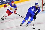 Игрок сборной России Артемий Панарин (слева) и игрок сборной Италии Томас Ларкин в матче группового этапа чемпионата мира по хоккею 2017.