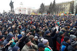 Жители Кемерово во время акции в память о погибших при пожаре в ТЦ «Зимняя вишня», 27 марта 2018 года