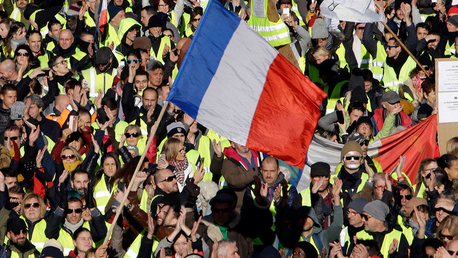 Участники акции протеста движения автомобилистов &laquo;желтые жилеты&raquo; в&nbsp;Париже, 15 декабря 2018 года