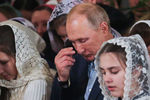 Президент России Владимир Путин во время Рождественского богослужения в Спасо-Преображенском соборе в Санкт-Петербурге, 7 января 2019 года