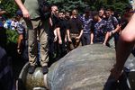 Представители националистических организаций сбивают надпись под бюстом маршала Георгия Жукова в Харькове возле Дворца спорта. Националисты повалили бюст с постамента с помощью троса и установили взамен него флаг Украины, 2 июня 2019 года