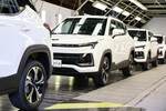 Автомобили «Москвич 3» во время демонстрации на автомобильном заводе «Москвич», 23 ноября 2022 года