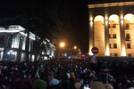 Во время протестов против закона об иностранных агентах возле здания парламента Грузии в Тбилиси, 7 марта 2023 года