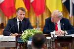 Президент Франции Эммануэль Макрон беседует с президентом США Дональдом Трампом во время переговоров с президентом Украины Владимиром Зеленским с участием европейских лидеров в Белом доме, США, 18 августа 2025 года