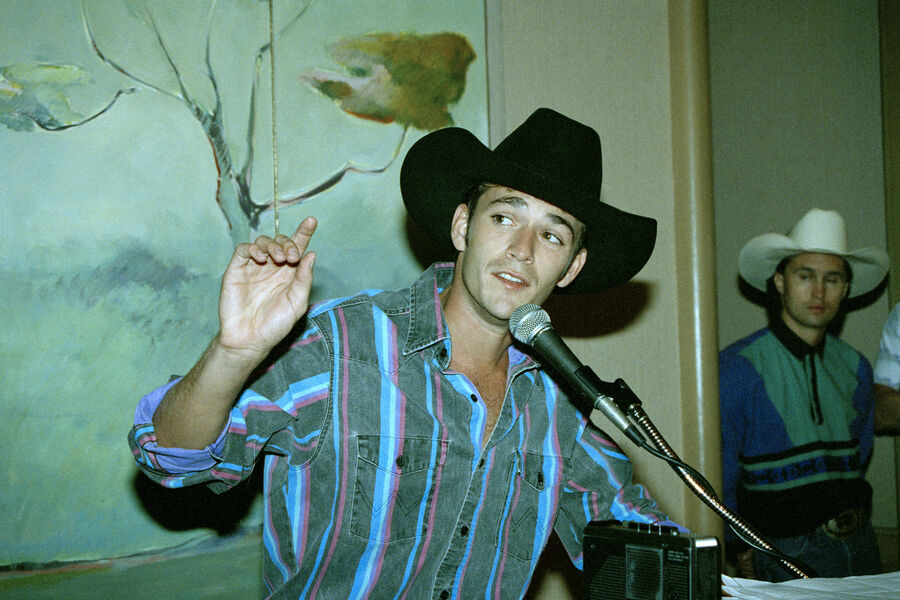 <b>Люк Перри, скончался в 52 года</b>
<br><br>
Актер сериала «Беверли-Хиллз, 90210» перенес обширный ишемический инсульт в 52 года — 27 февраля 2019-го. Из дома в Шерман-Оукс в Лос-Анджелесе его доставили в больницу.