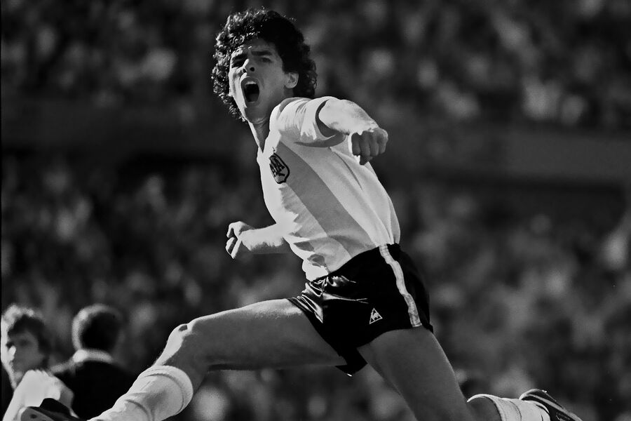 Центральный нападающий Диего Марадона празднует второй гол в товарищеском матче сборной Аргентины против Польши на стадионе «Монументал», в Буэнос-Айресе, Аргентина, 12 октября 1980 года