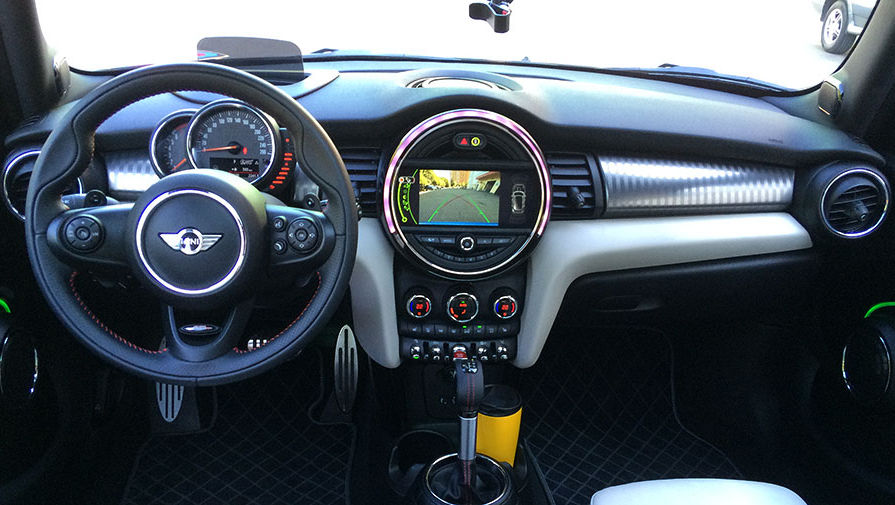 Через&nbsp;Mini Connect к&nbsp;автомобилю можно подключить смартфон, закачать приложения и тем самым еще больше расширить список фишек, облегчающих жизнь водителю