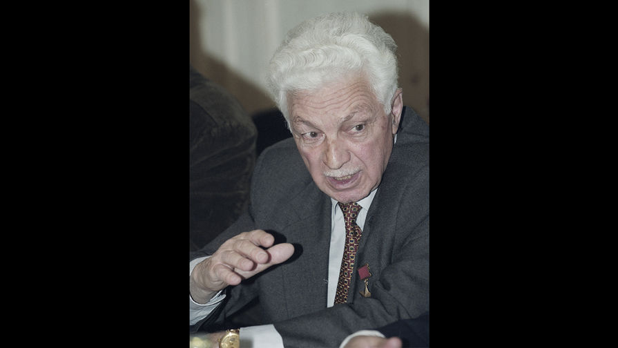 Степан Микоян на&nbsp;пресс-конференции в&nbsp;Доме журналиста, посвященной решению военной коллегии Верховного суда России о&nbsp;полной реабилитации бывшего командующего ВВС Московского военного округа Василия Сталина, 1999&nbsp;год