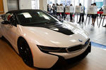 На одном из избирательных участков в салоне BMW в Лос-Анджелесе, 6 ноября 2018 года