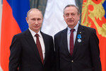 Президент России Владимир Путин и президент Федерации фигурного катания на коньках России Александр Горшков на церемонии вручения государственных наград РФ в Кремле, Москва, 2014 год