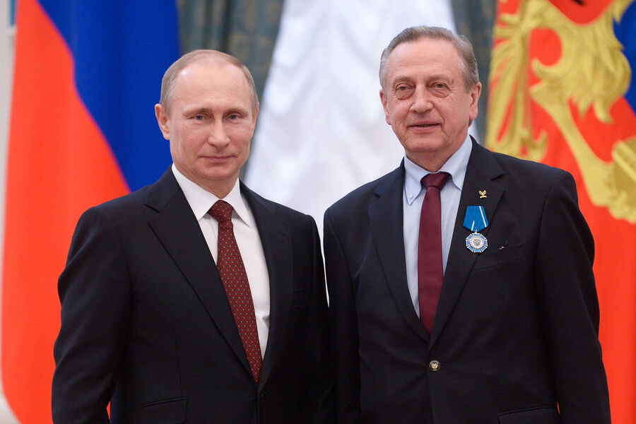 Президент России Владимир Путин и президент Федерации фигурного катания на&nbsp;коньках России Александр Горшков на&nbsp;церемонии вручения государственных наград РФ в&nbsp;Кремле, Москва, 2014&nbsp;год