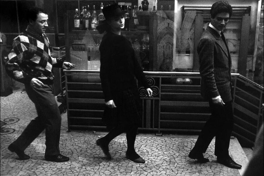 <b>«Банда аутсайдеров» (1964) </b><br><br>
На&nbsp;курсах английского языка Одиль (Анна Карина) знакомится с&nbsp;двумя парнями, Артуром (Клод Брассер) и Францем (Сэми Фрей). Она рассказывает одному из&nbsp;них, что на&nbsp;вилле ее тети хранится куча денег. Троица решается на&nbsp;ограбление.<br><br>
Фильм сняли в&nbsp;Париже за&nbsp;25 дней. Коммерческого успеха он не имел, а на&nbsp;фестивале в&nbsp;Локарно картину и вовсе освистали. Но вскоре она стала культовой &mdash; во многом благодаря знаменитой сцене бега по&nbsp;Лувру за&nbsp;9 минут 43&nbsp;секунды (это мировой рекорд).
