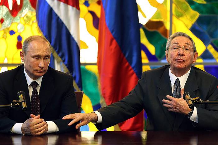 11 июля 2014. Президент России Владимир Путин (слева) и председатель Государственного совета и совета министров Республики Куба Рауль Кастро Рус во время заявления для прессы во Дворце Революции в Гаване
