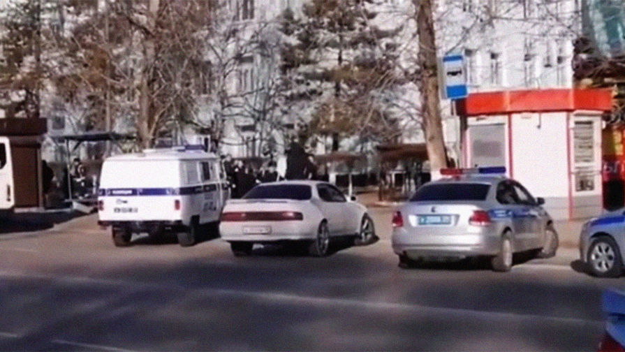 На месте стрельбы в колледже в центре Благовещенска, 14 ноября 2019 года