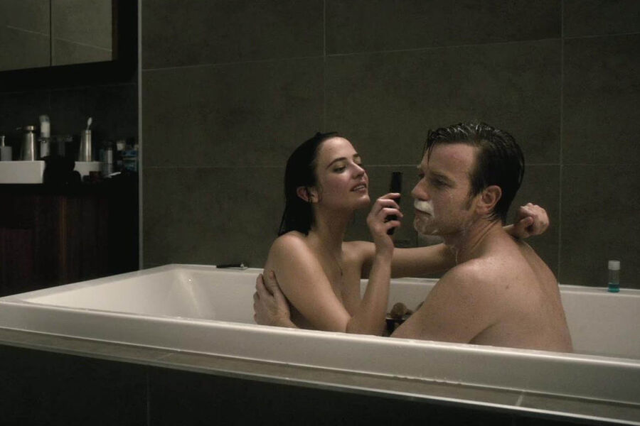 <b>«Последняя любовь на&nbsp;Земле» (2011)</b>
<br><br>
Партнером Евы Грин в&nbsp;научно-фантастической мелодраме стал Юэн Макгрегор. Он сыграл шеф-повара, она — эпидемиолога. У&nbsp;пары завязывается роман на&nbsp;фоне странной пандемии: людям по&nbsp;всему миру начинают отказывать органы чувств — они перестают ощущать запахи и вкусы, затем теряют слух и зрение.
