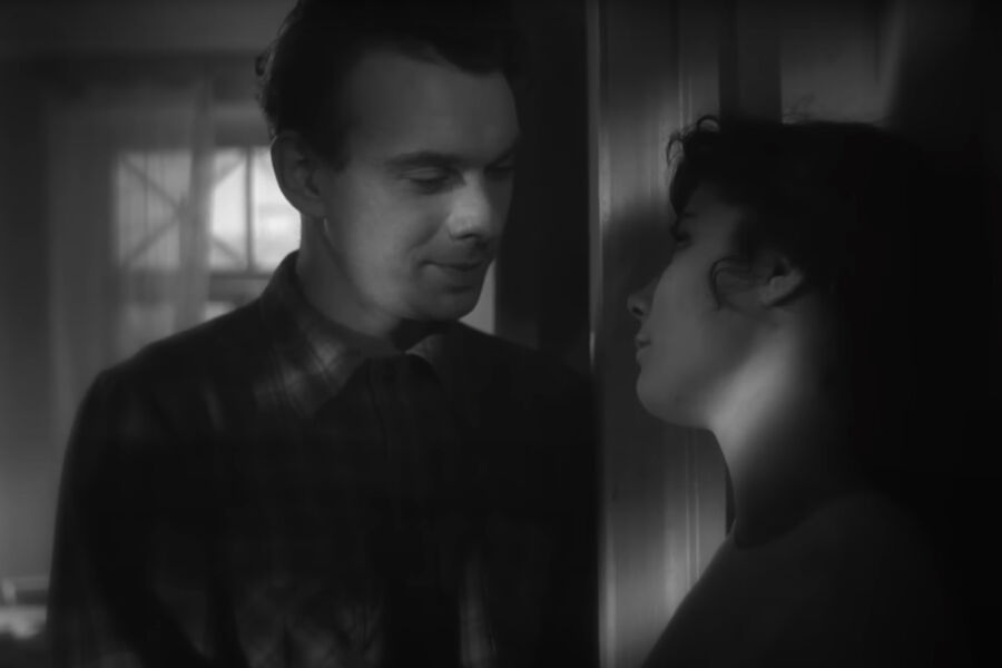  <b>«Летят журавли» (1957), Татьяна Самойлова и Алексей Баталов</b>
<br><br>
В&nbsp;одном из&nbsp;самых пронзительных фильмов о&nbsp;войне — одна из&nbsp;самых тонких сцен поцелуя. Увы, мы знаем, что это поцелуй Вероники и Бориса перед&nbsp;тем, как они расстанутся навсегда.

