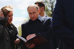 Президент России Владимир Путин на церемонии открытия памятного креста в честь убитого князя Сергея Александровича
в Кремле, 4 мая 2017 года