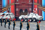 Бронетранспортер БТР-82А и зенитно-ракетные комплексы «Тор М2» на базе вездехода ДТ-30 во время военного парада в Москве